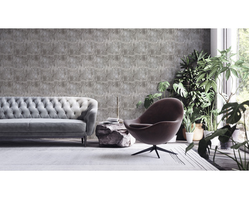 Salon avec papier peint gris aspect pierre, canapé, fauteuil et plantes d''intérieur