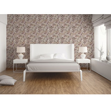 Chambre à coucher avec lit, tables de chevet, lampes et papier peint à fleurs