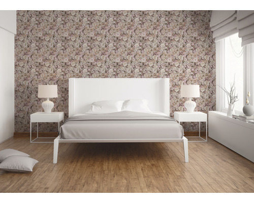 Chambre à coucher avec lit, tables de chevet, lampes et papier peint à fleurs