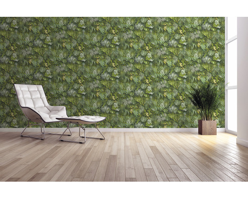 Pièce lumineuse avec papier peint à feuilles tropicales, fauteuil et plante d''intérieur
