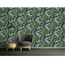 Ambiance intérieure avec papier peint jungle, fauteuil, lampe et table d''appoint