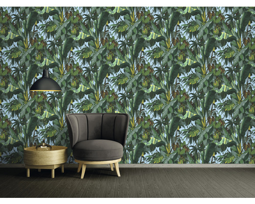 Ambiance intérieure avec papier peint jungle, fauteuil, lampe et table d''appoint