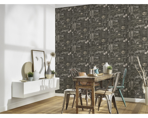 Salle à manger avec table à manger et papier peint à motifs de menus