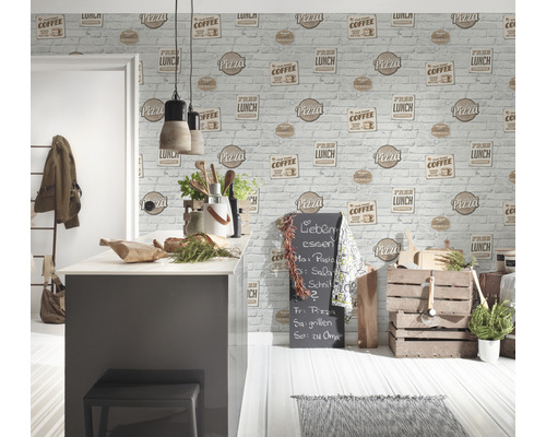 Cuisine lumineuse avec un papier peint en briques avec des aliments et des boissons imprimés dessus.