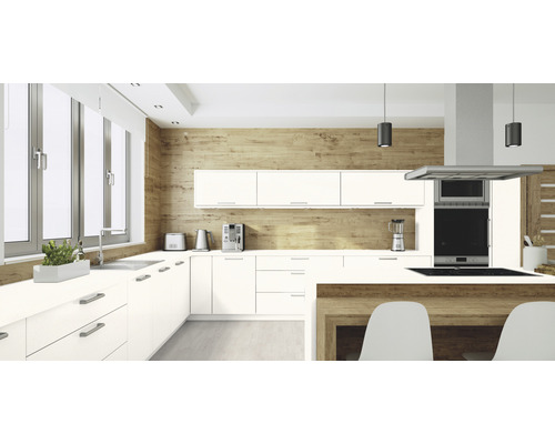 Moderne Küche mit weißen Schränken und Edelstahlgeräten.