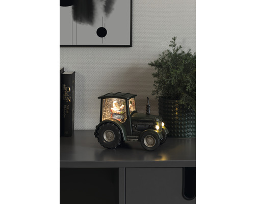 Tracteur décoratif à boule à neige avec le Père Noël sur une armoire