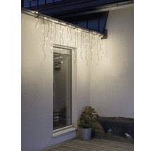 Aussenansicht eines Hauses mit beleuchteter Eisregenlichterkette über einem Fenster
