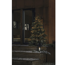 Escalier extérieur avec sapin de Noël, guirlande lumineuse et lanterne