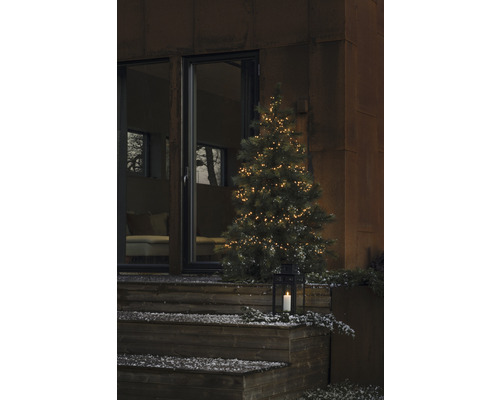 Escalier extérieur avec sapin de Noël, guirlande lumineuse et lanterne