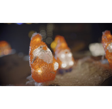 Plusieurs figurines de Père Noël illuminées comme décorations de Noël