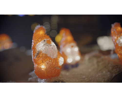Plusieurs figurines de Père Noël illuminées comme décorations de Noël