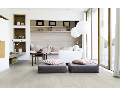 Heller Wohnraum mit Holzboden, Sitzgelegenheiten und Dekorationen für ein gemütliches Ambiente.