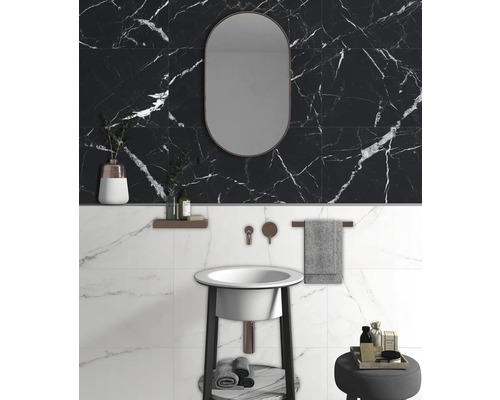 Salle de bain moderne avec lavabo, miroir et carreaux de marbre