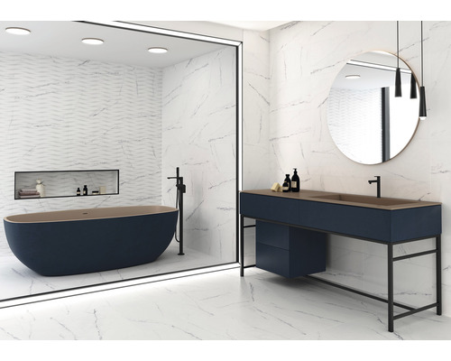 Salle de bain lumineuse avec baignoire, meuble-lavabo et carreaux de marbre