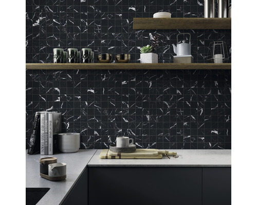 Scène de cuisine avec des carreaux de mosaïque à l''aspect marbre, des étagères en bois et des plans de travail