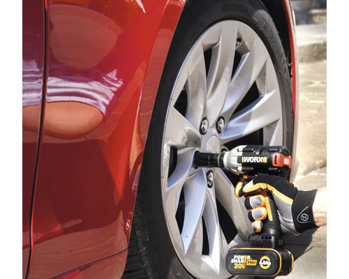 Akkuschlagschrauber im Einsatz an einem Autorad