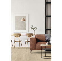 Heller Wohnraum mit Holzboden, Sofa und Esstisch mit Stühlen