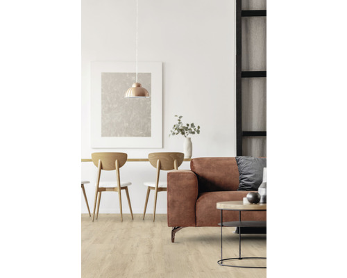 Heller Wohnraum mit Holzboden, Sofa und Esstisch mit Stühlen