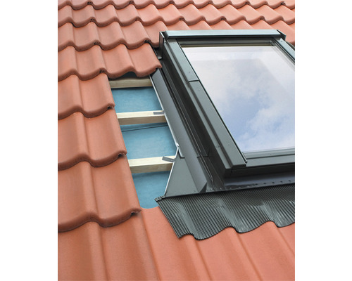 Fenêtre de toit installée dans un toit en tuiles