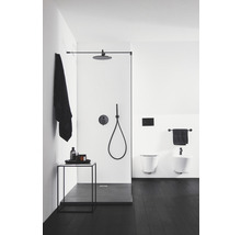 Modernes Badezimmer mit Dusche, Toilette und Bidet in Schwarz und Weiss.