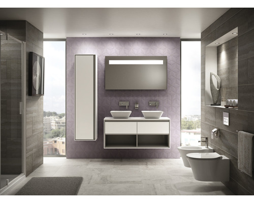 Modernes Badezimmer mit Waschtisch, Spiegel, Toilette und Bidet