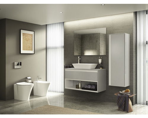 Salle de bains moderne avec meuble-lavabo, miroir, armoire suspendue, toilettes et bidet.