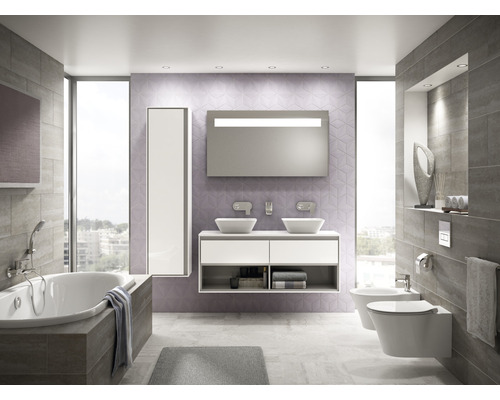 Helles Badezimmer mit Badewanne, Waschtisch, Spiegel, Bidet und Toilette