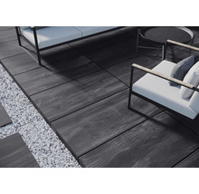 Terrasse avec mobilier et plaques imitation bois