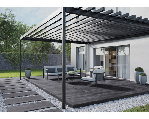Pergola avec mobilier de terrasse et allée dallée dans le jardin