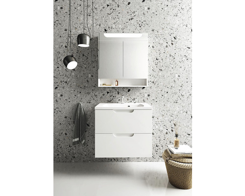 Modernes Badezimmer mit Waschbeckenunterschrank, Spiegelschrank und Handtuch