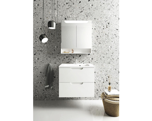 Modernes Badezimmer mit weißem Waschtischunterschrank, Spiegelschrank und hängenden Lampen für eine helle und organisierte Atmosphäre