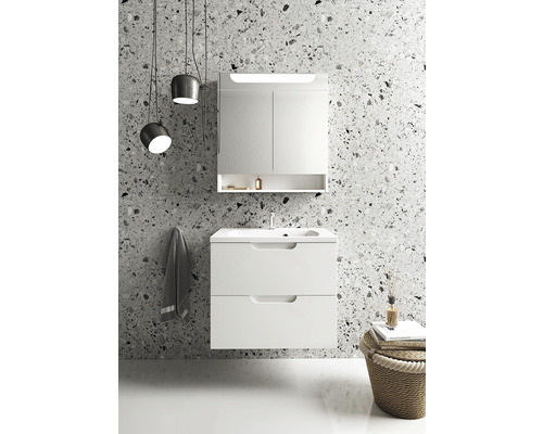 Modernes Badezimmerensemble mit Waschtischunterschrank, Waschbecken und Spiegelschrank vor einer gemusterten Wand