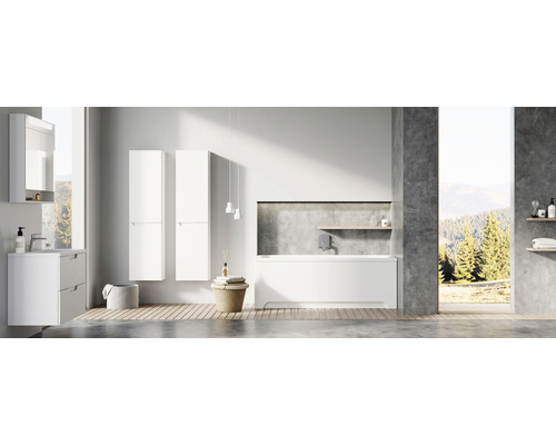 Badezimmer mit Waschtisch, Badewanne und Stauraummöbeln in einem hellen, modernen Design.