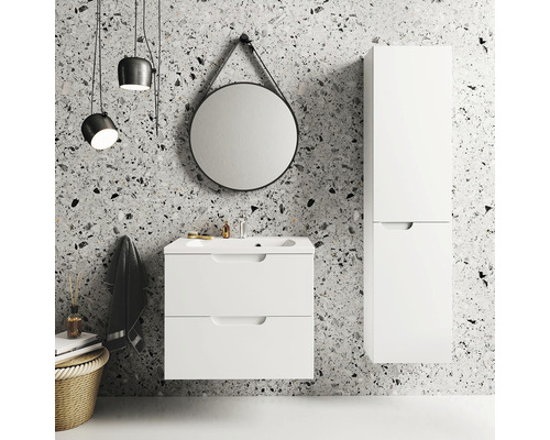 Badezimmer mit Waschtischunterschrank, Spiegelschrank und rundem Spiegel