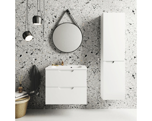 Badezimmer mit Waschtischunterschrank, Spiegelschrank und rundem Spiegel