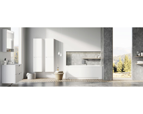 Badezimmer mit Badmöbeln, Badewanne und Ausblick in die Natur