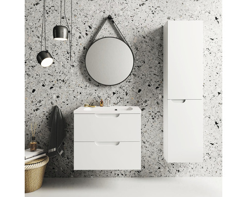 Badezimmer mit Waschtischunterschrank, Spiegelschrank und rundem Spiegel