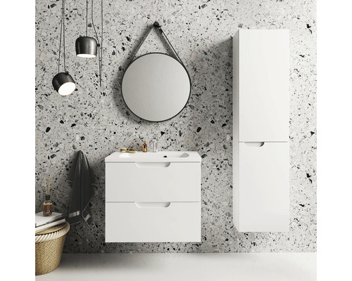 Badezimmer mit Waschtischunterschrank, Spiegelschrank und rundem Spiegel