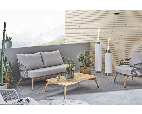 Szene einer Terrasse mit Sofa, Sessel, Tisch und Gasheizstrahlern