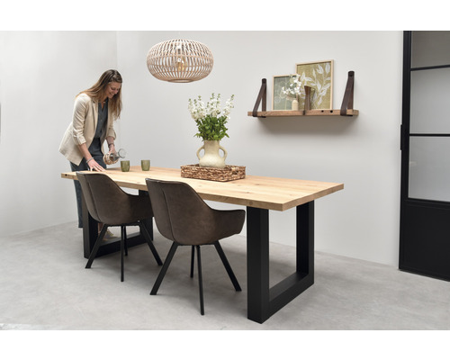 Salle à manger avec table en bois, chaises et décoration