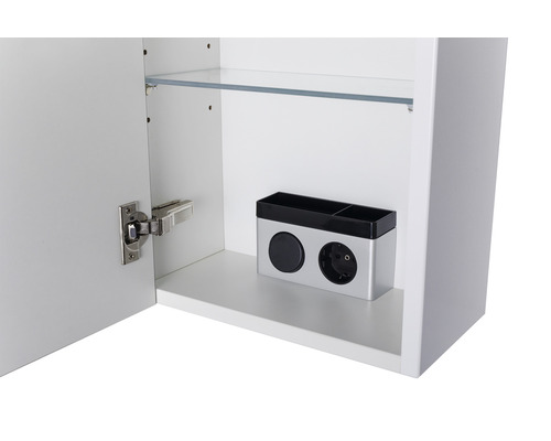 Vue intérieure d''une armoire de toilette avec étagère en verre et élément de prise de courant