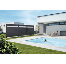 Garten mit Pool, Sichtschutzzaun, Aussendusche und entspannenden Personen