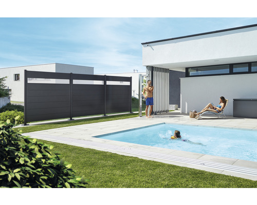 Garten mit Pool, Sichtschutzzaun, Aussendusche und entspannenden Personen