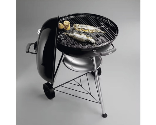 Kugelgrill mit Fisch und Zitronen auf dem Rost