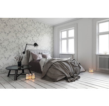 Chambre lumineuse avec lit, table de chevet et papier peint décoratif