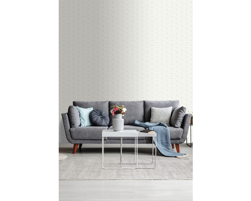 Wohnzimmer mit geometrischer Tapete, Sofa und Tisch