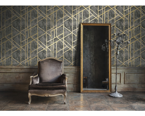 Dekoratives Zimmer mit Sessel, Spiegel, Kerzenständer und gemusterter Tapete