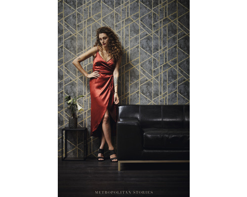 Raumgestaltung mit geometrischer Mustertapete, Sofa und Dekoration