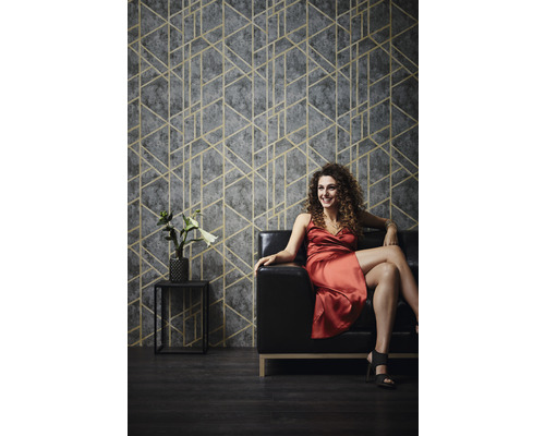 Wohnzimmer mit geometrischer Tapete, Sofa und Beistelltisch