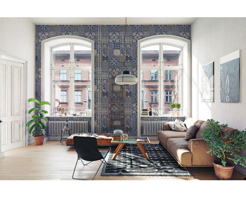 Salon lumineux avec fenêtres, canapé et papier peint décoratif